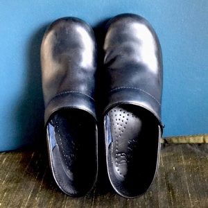 Dansko 38/7.5 Navy Clogs
